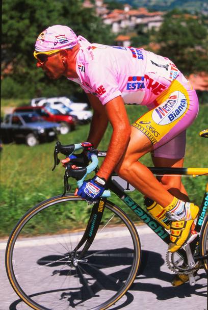 Il 4 giugno 1999 Marco Pantani arriva a Madonna di Campiglio in maglia rosa, nessuno sembra poterlo battere al Giro d&#39;Italia. Bettini